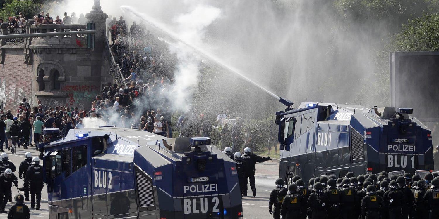 Under G20-mötet i Hamburg i somras urartade demonstrationerna och polisen bemötte våldsamheterna med vattenkanoner och tårgas. Arkivbild.