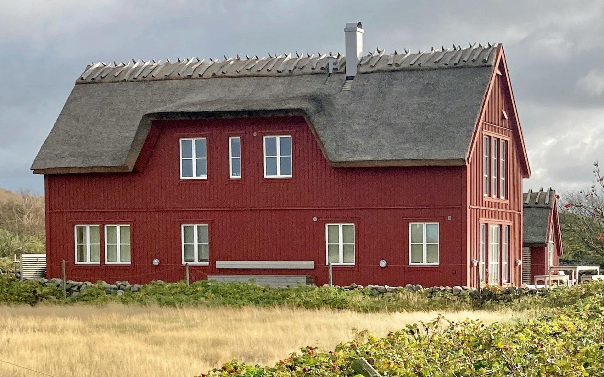 Det slutliga resultatet, med förhöjt väggliv och förstorad takkupa liknar inte alls de ursprungliga ritningarna på en Hallandslänga.