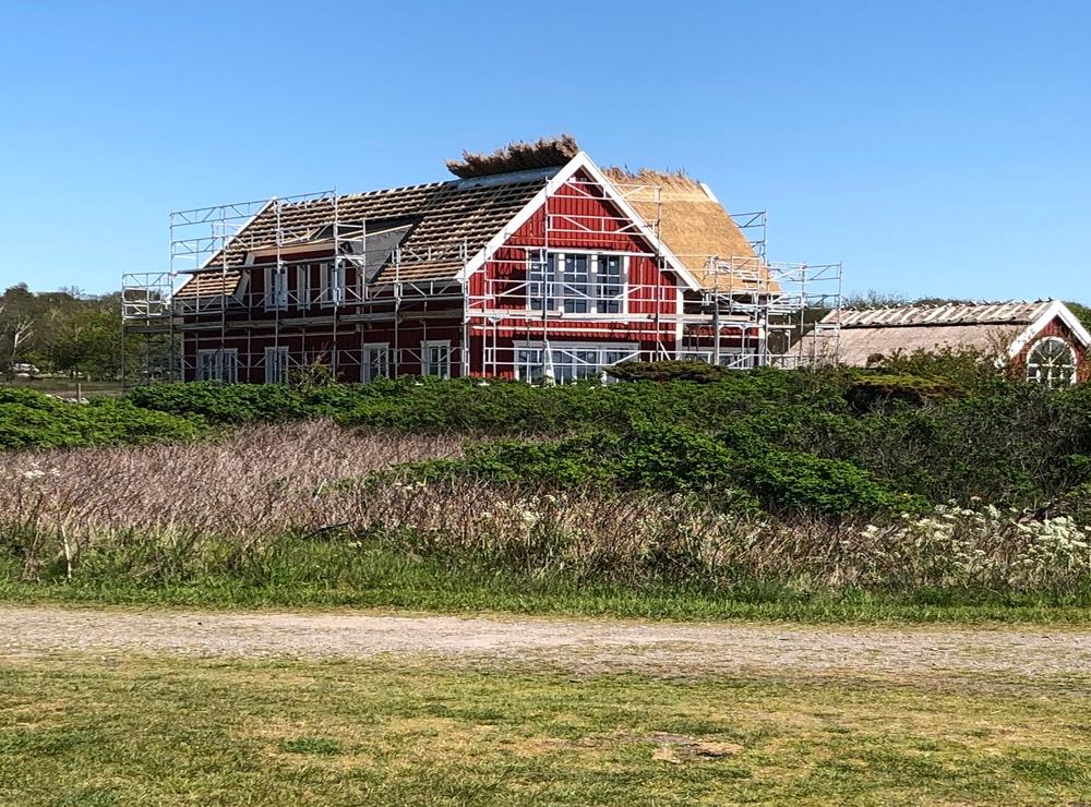 På det här fotot från slutet av maj 2020, sex veckor efter att startbesked lämnats, syns hur snabbt bygget gått. Huset står på plats och vasstaket är halvvägs klart.