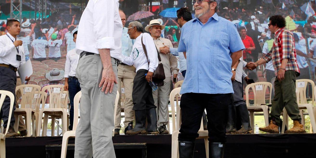 Colombias president Juan Manuel Santos, till vänster, i samspråk med Farc-ledaren Rodrigo Londoño, mer känd som Timochenko, under en ceremoni i slutet av juni som markerade fullgörandet av Farcs avväpningsprocess.