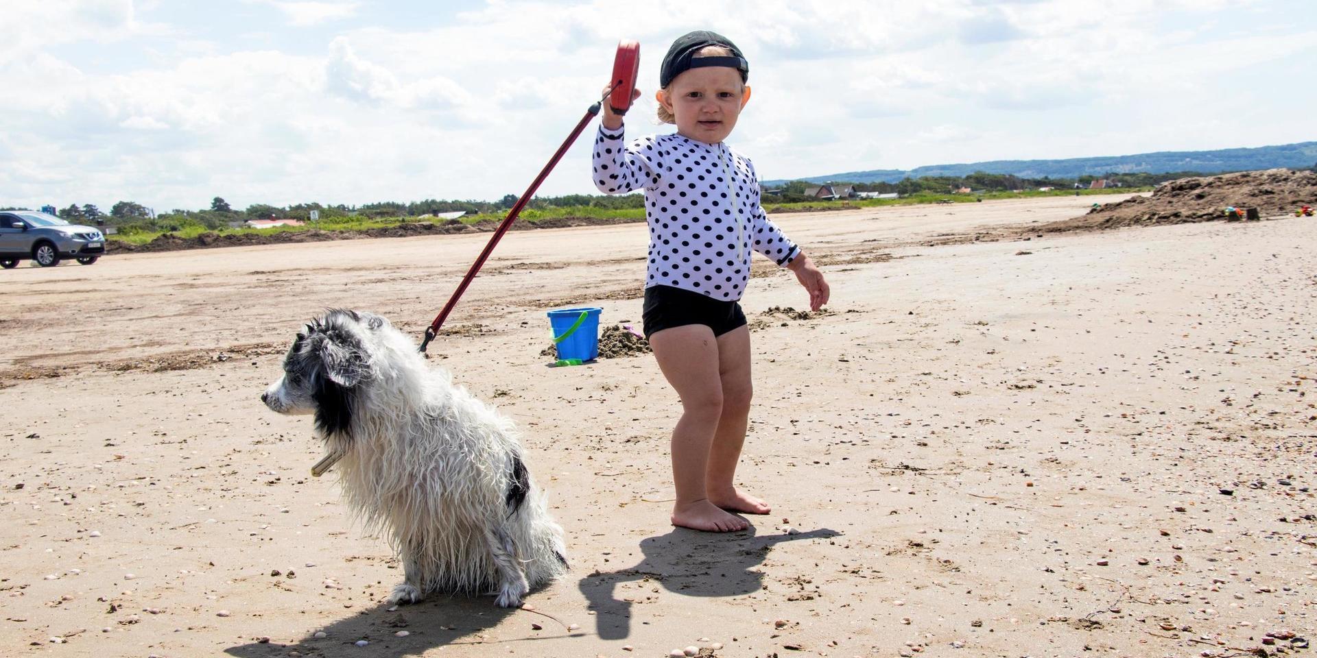 Molly Nilsson, från Ljungby, var på stranden med hunden Bonita och familjen. 