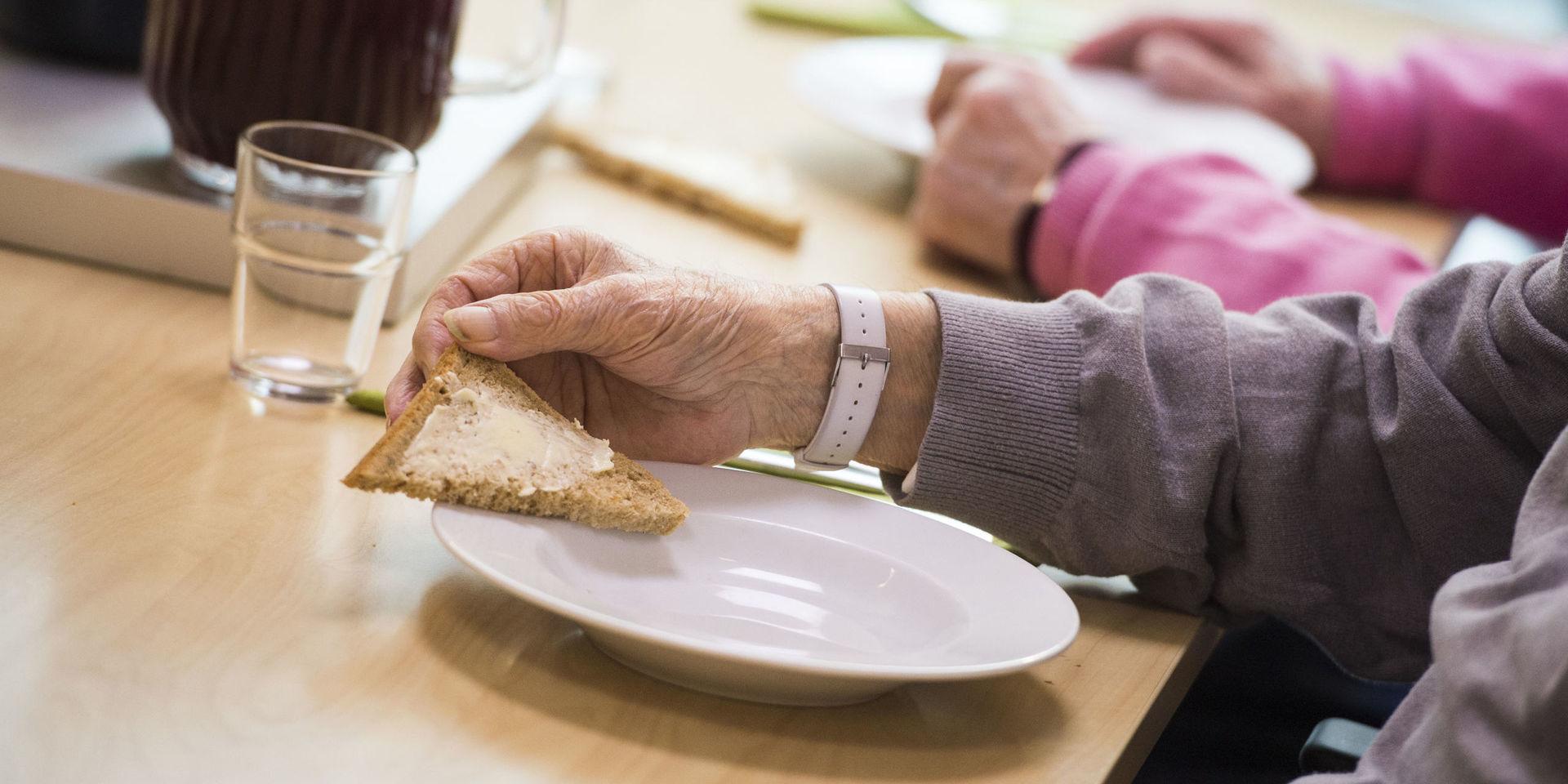 Kvaliteten på äldres måltider är ofta oroande låg. 