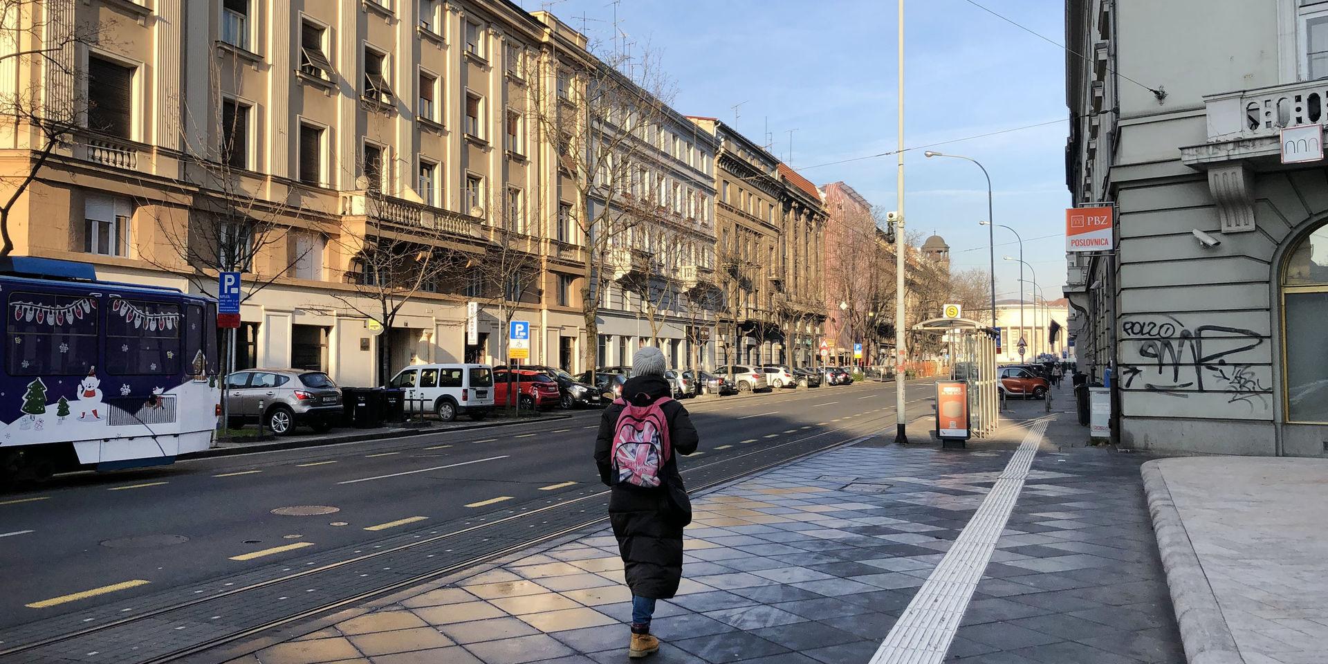 En ensam kvinna på en gata i Zagreb. Kroatien har sedan 1990-talet stadigt minskat i folkmängd.