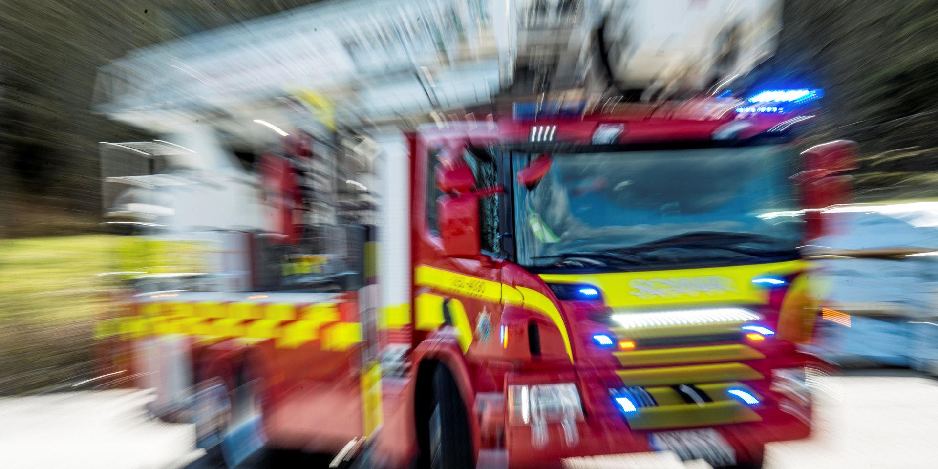 En barnvagn började brinna i ett flerfamiljshus i Hylte.