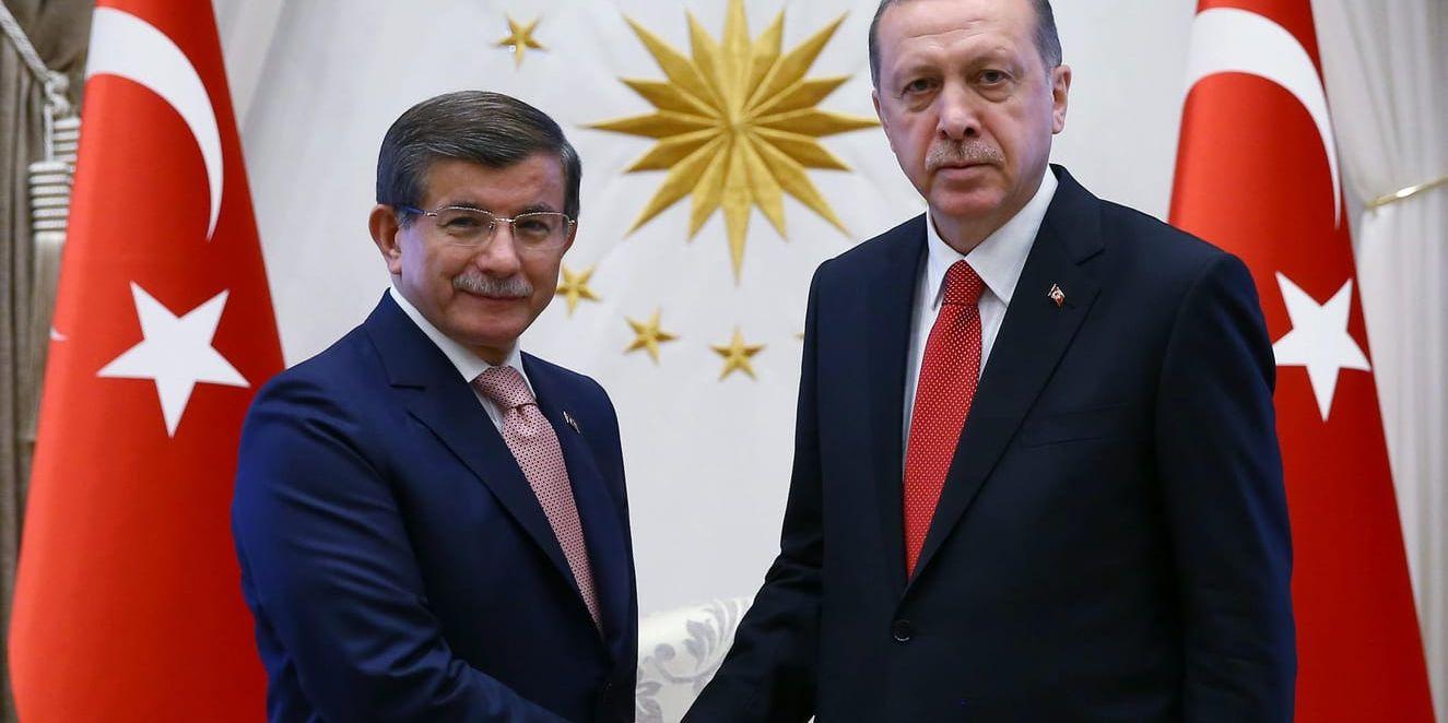 Turkiets tidigare premiärminister Ahmet Davutoglu och president Recep Tayyip Erdogan på en bild från 2016. Arkivbild.