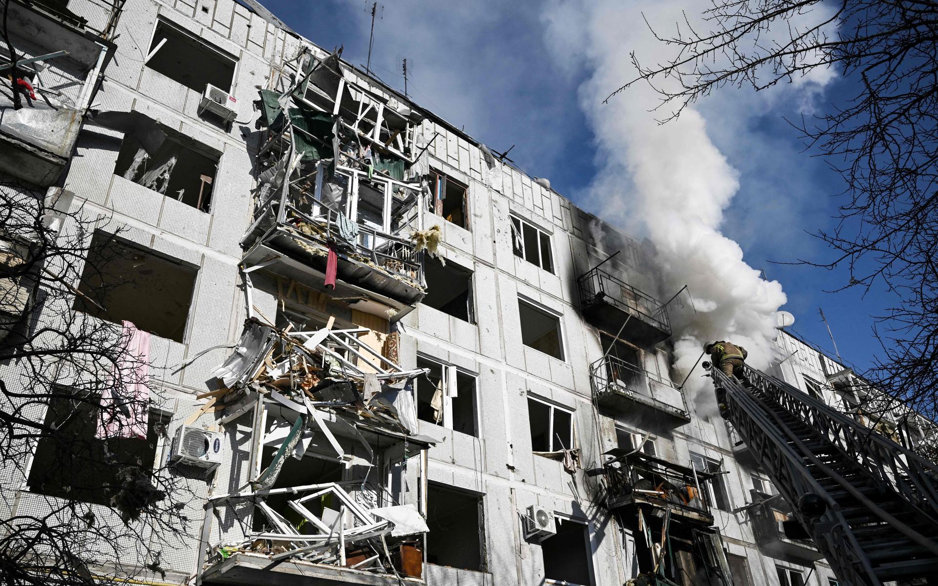 Brandmän kämpar mot elden i en byggnad i Chuguiv i östra Ukraina. 