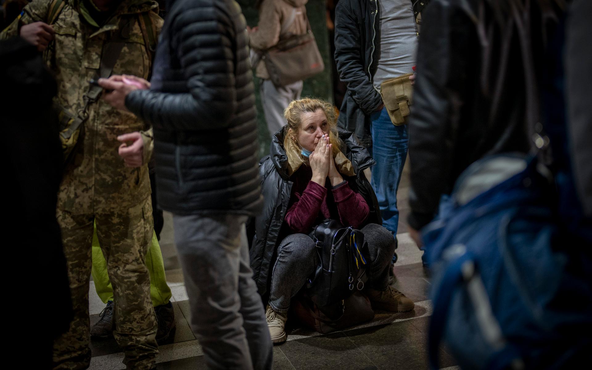 En kvinna väntar på ett tåg från Kiev. 