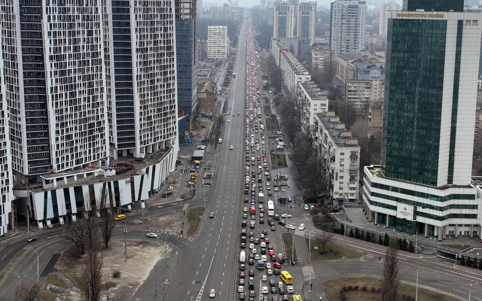 Mycket trafik när många människor lämnar Kiev under torsdagsförmiddagen. Flera explosioner har ägt rum i staden på morgonen. 