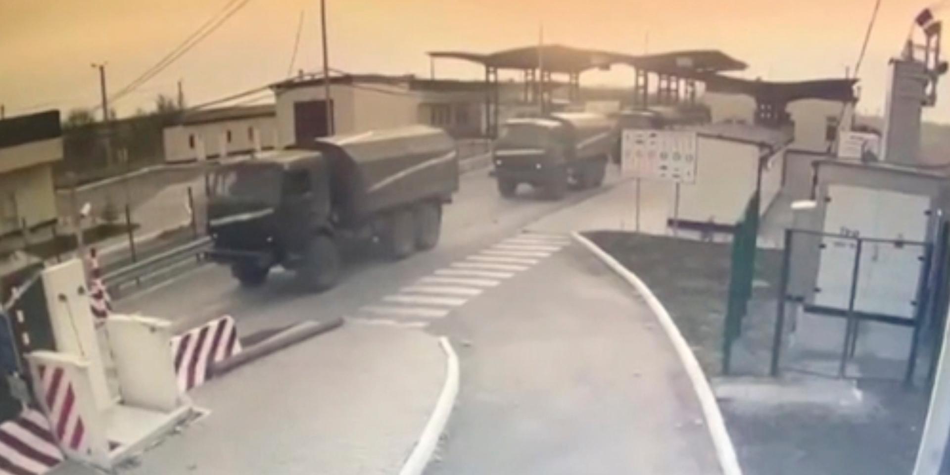 Ryska militärfordon syns korsa gränsen in i Ukraina från Krimhalvön under torsdagen.