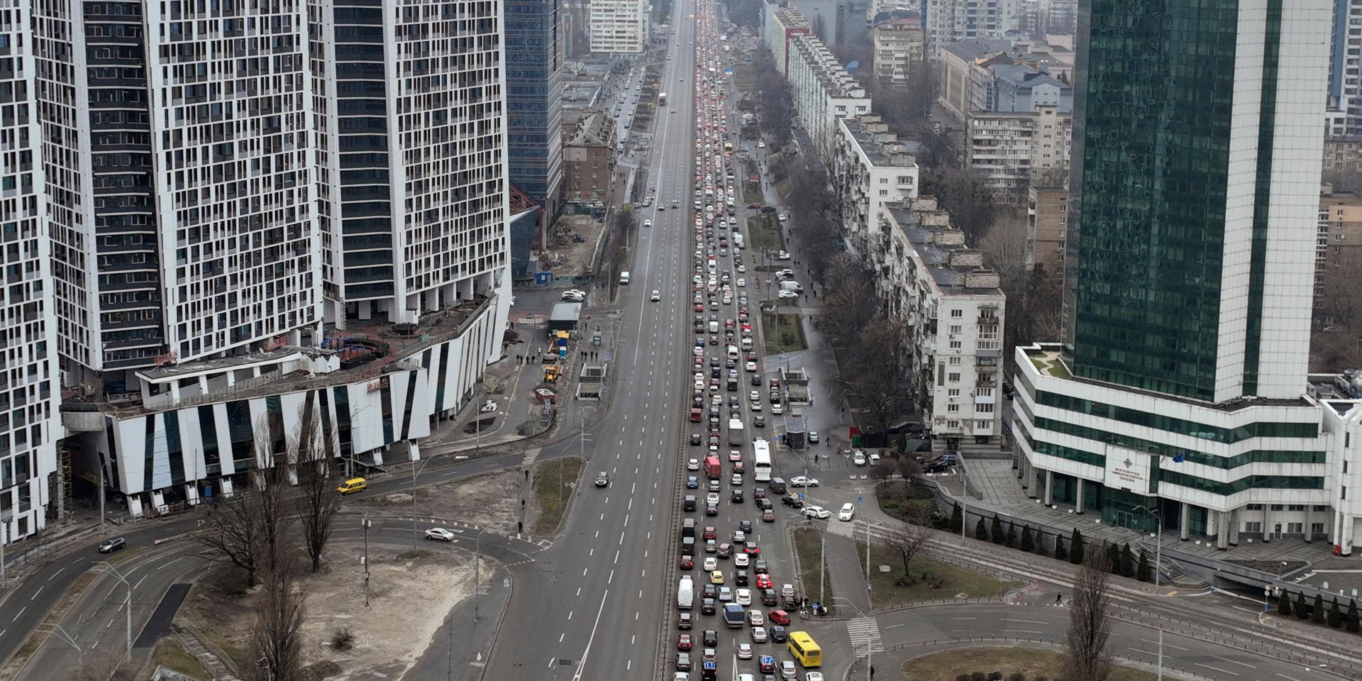 Människor började köra västerut från Kiev under torsdagsmorgonen.