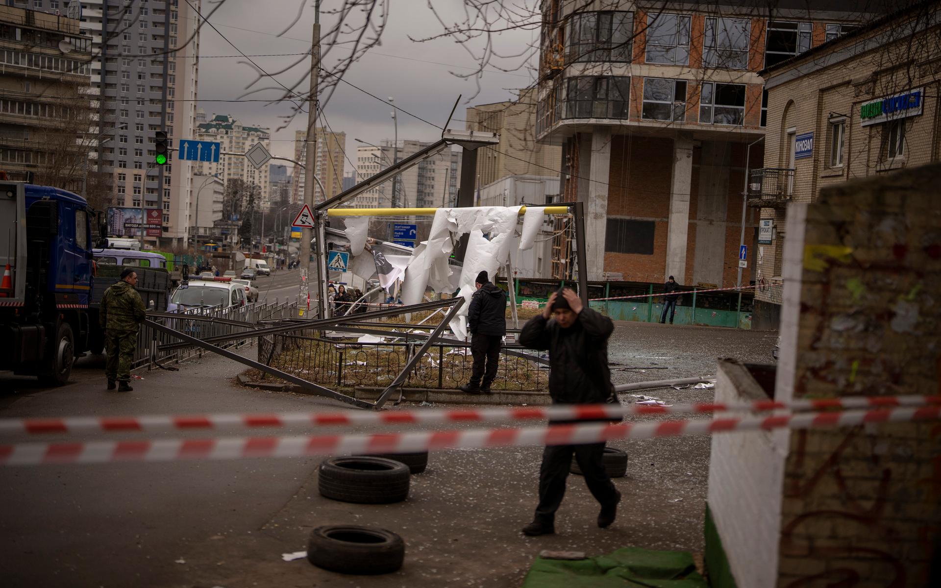 Poliser inspekterar ett område efter ett ryskt luftanfall i Kiev. 