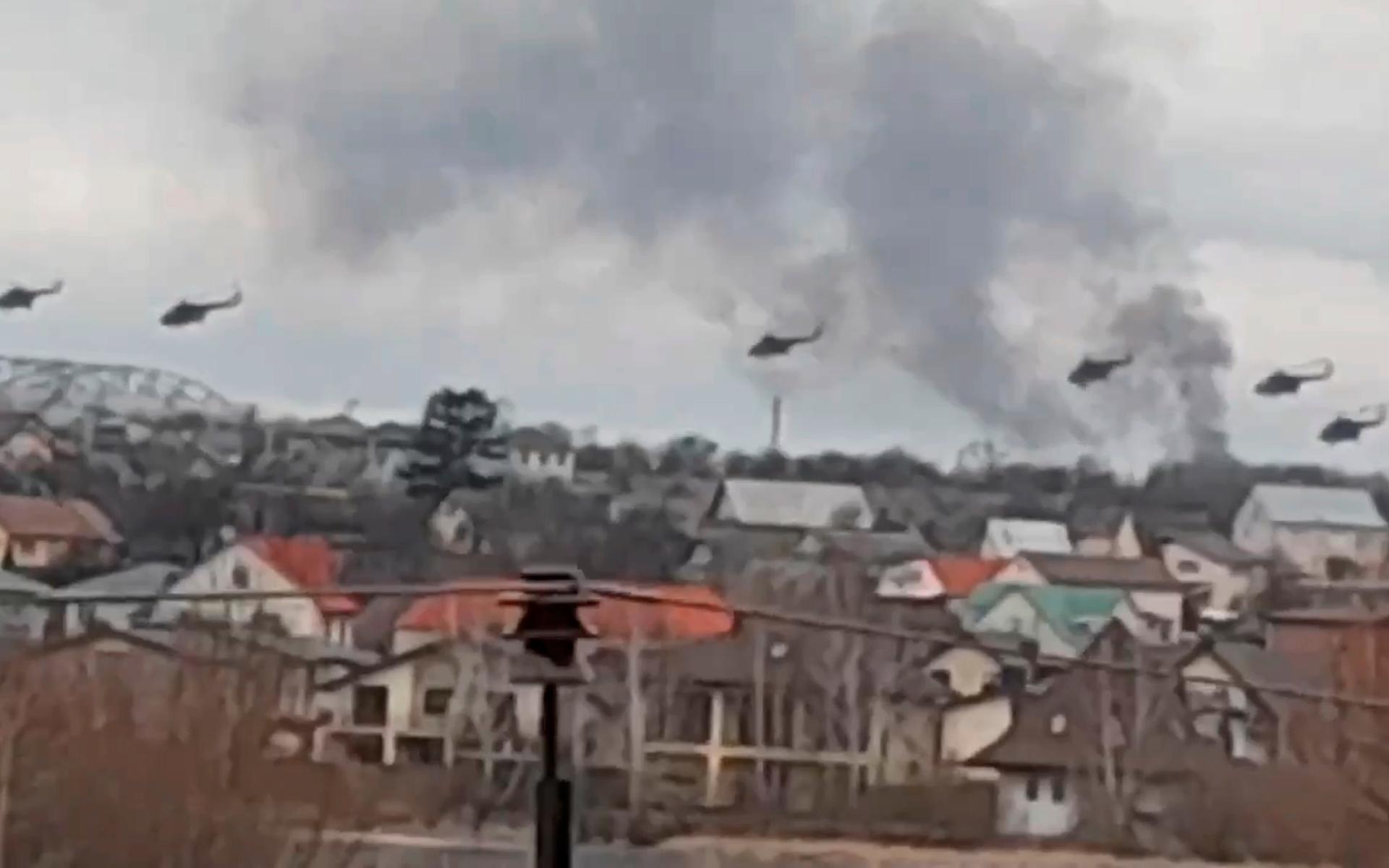 Bild från ukrainsk polis som uppges visa ryska helikoptrar över utkanterna av Kiev. 