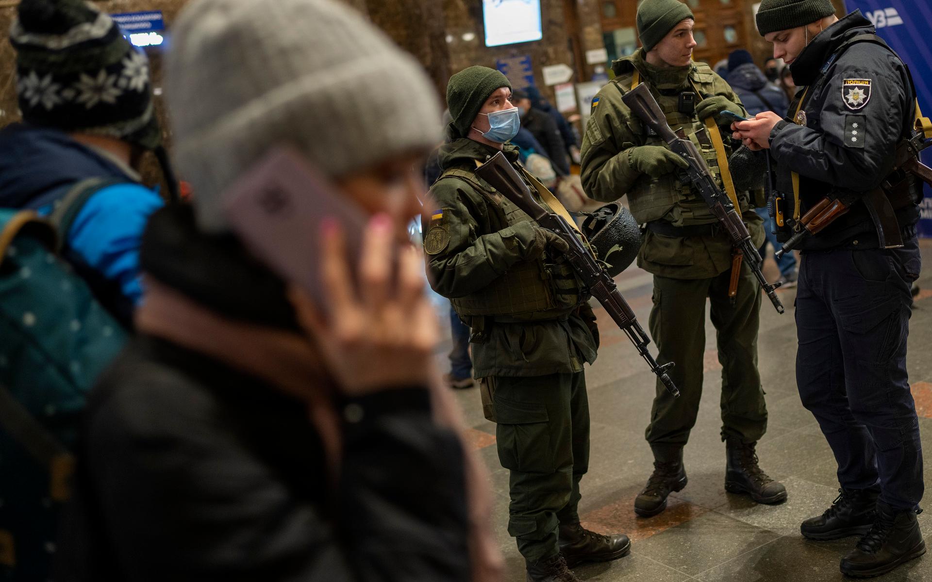Ukrainska soldater vaktar utanför tågstationen i Kiev. 