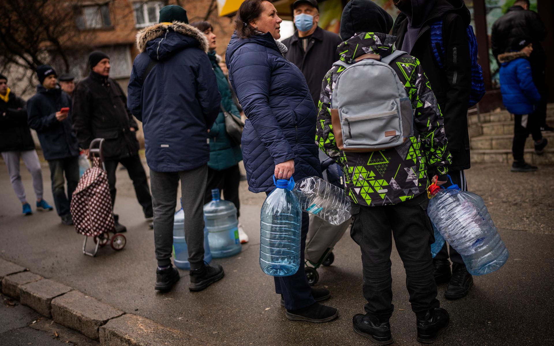 Lokalbefolkningen väntar utanför en affär för att köpa vatten i Kiev. 