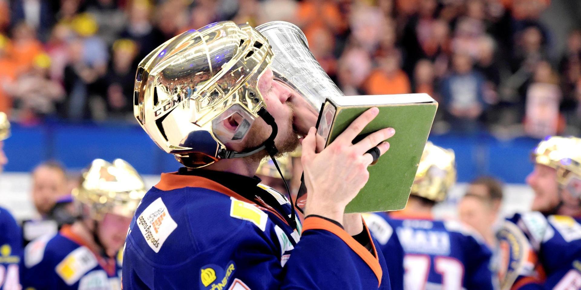 150423 Växjös Alexander Johansson kysser pokalen efter final 6 i SM-slutspelet i ishockey mellan Växjö och Skellefteå den 23 april 2015 i Växjö.Foto: Joel Marklund / BILDBYRÅN / kod JM / 86984