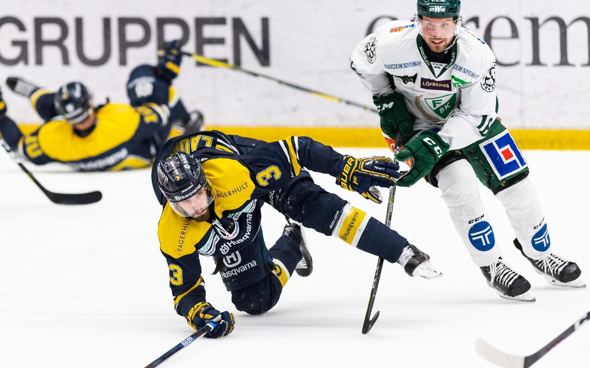 HV71:s Markus Lauridsen faller i kamp med Färjestads Alexander Johansson under kvartsfinal 2 i SM-slutspelet i ishockey mellan HV71 och Färjestad 2019.