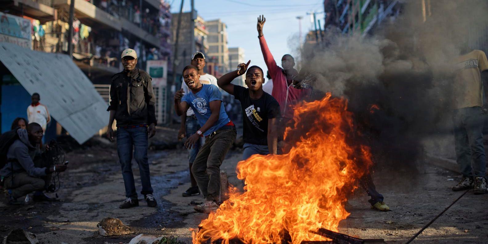 Demonstranter drabbar samman med kravallpoliser i slumområdet Mathare i Nairobi under valdagen.