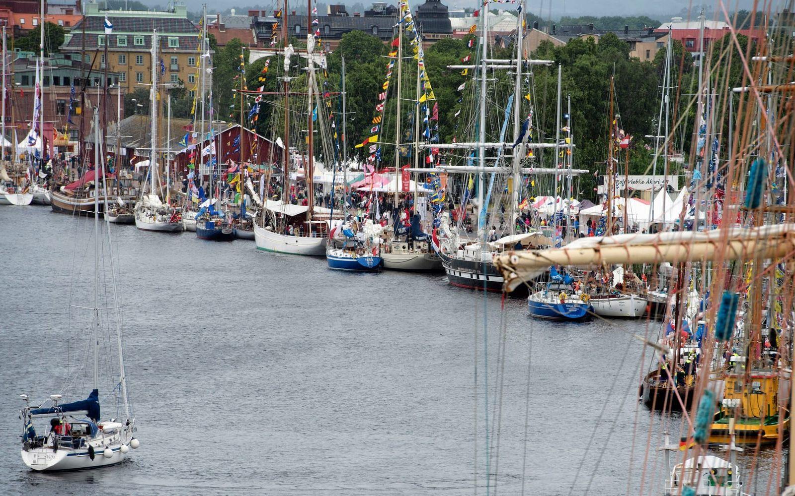 Färgsprakande fartyg. De 50-tal fartyg som nu finns gått i hamn i Halmstad utgör en imponerande syn. De flesta har så kallat "open ship", vilket innebär att allmänheten är välkommen ombord för att titta runt. Tre av fartygen erbjuder också tre timmars turer ut till havs. Bild: Johan Persson
