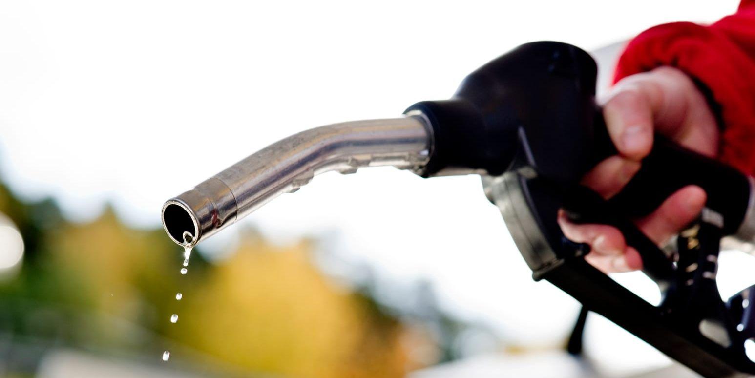 I år lägger svenskarna fyra procent av inkomsten på bensin, enligt Dagens Nyheter.