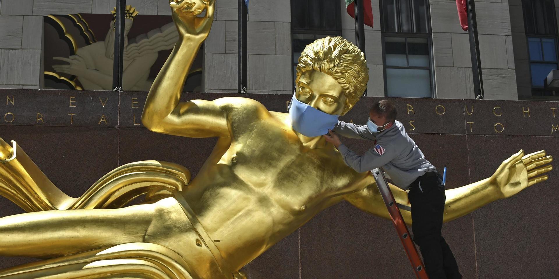 Coronaviruset har drabbat politiska ledare världen över. På bilden förses en staty i amerikanska New York med ett symboliskt munskydd i början av juni.