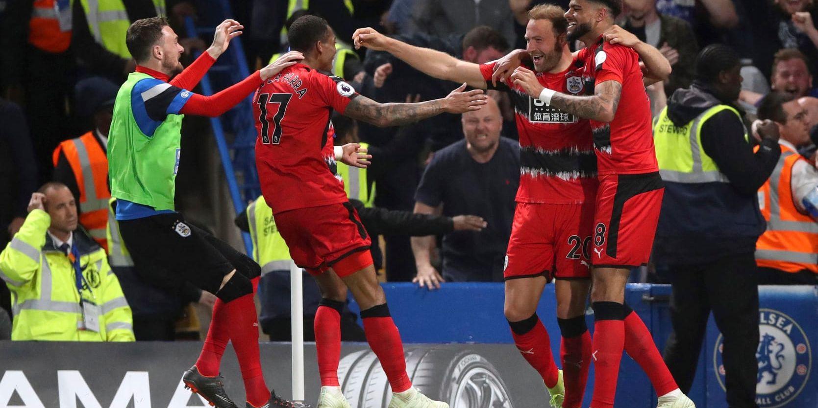 Laurent Depoitre firar sitt mål med sina lagkamrater: 1–1 borta mot Chelsea innebär nytt kontrakt för Huddersfield.