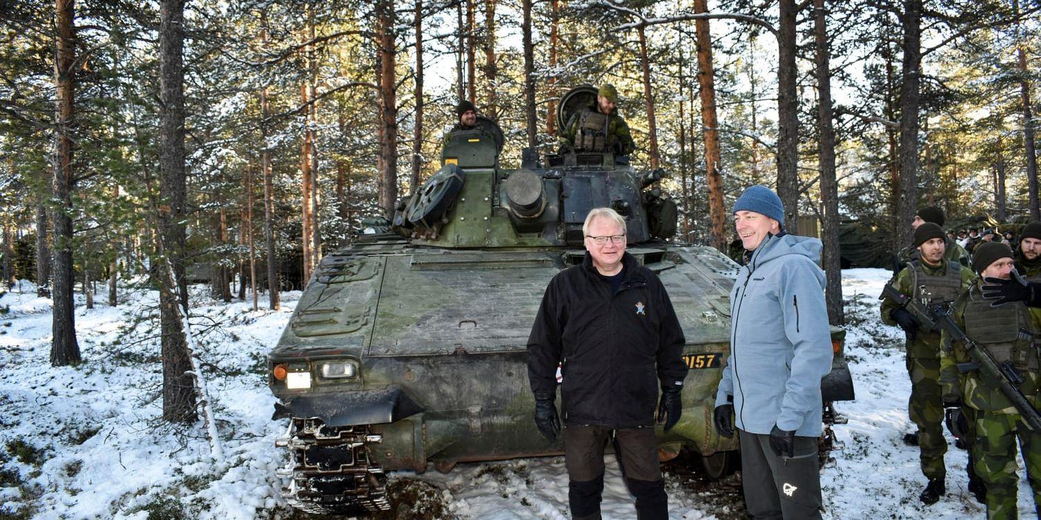 Peter Hultqvist och Norges försvarsminister Frank Bakke-Jensen besöker svenska soldater under övningen Trident Juncture, där brigadformatet användes. Arkivbild.