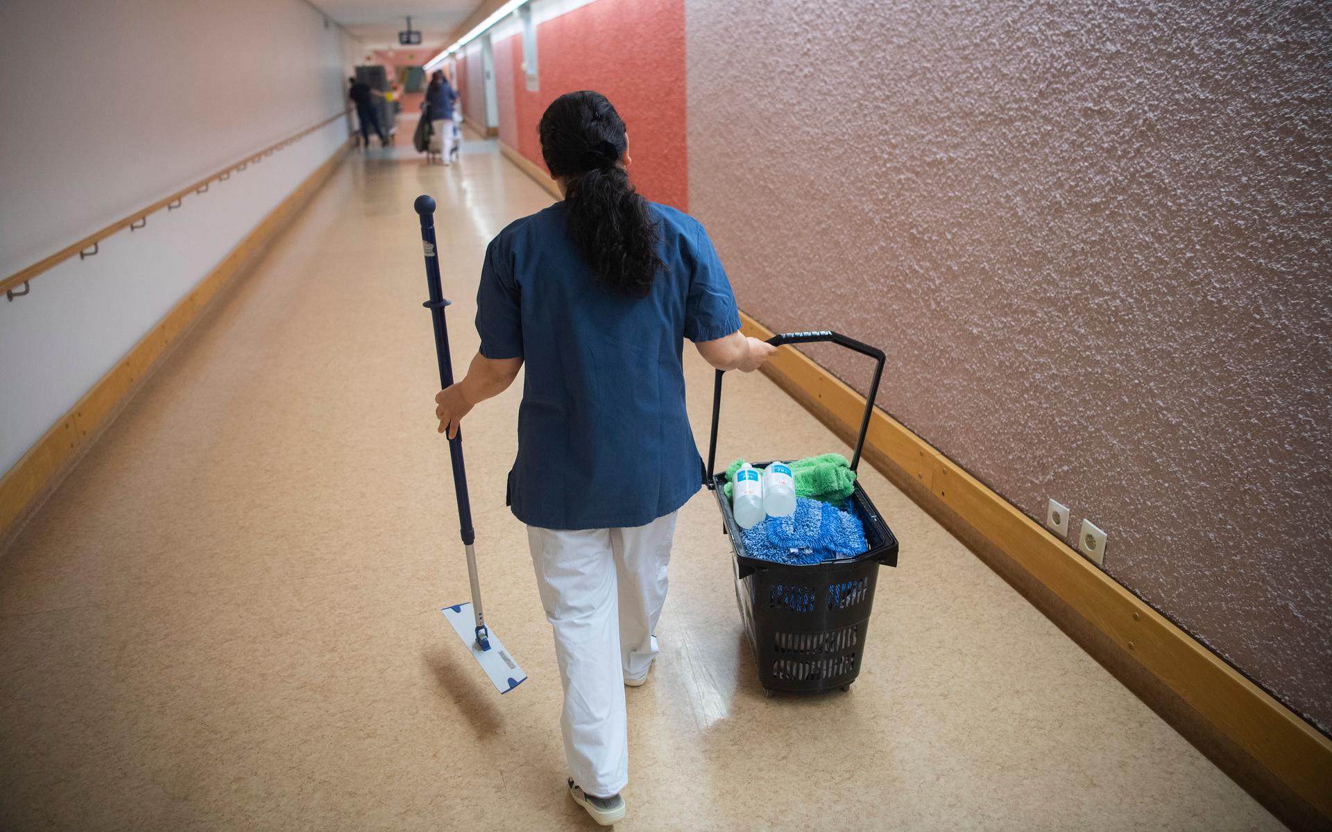 Korridorerna på sjukhuset är inte helt enkla att hitta i. Bibi städar alltid på samma avdelningar och vet precis var hon ska.