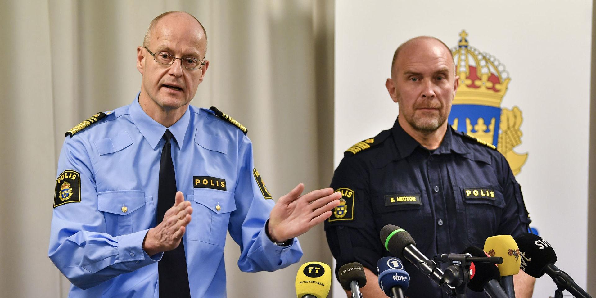 Mats Löfving och Stefan Hector från polisens Nationella operativa avdelning presenterar de kraftfulla satsningarna på att bekämpa dödsskjutningar och sprängningar.