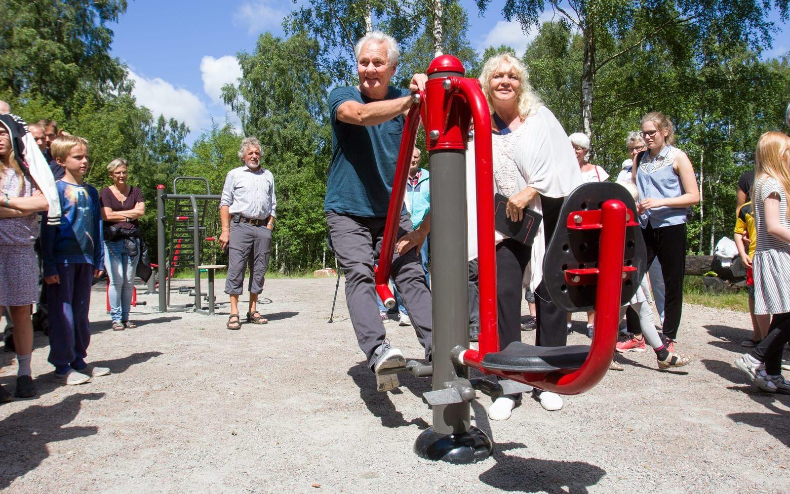 Fysioterapeuten Göran Fridlund och Lollo Wernäng från utegymsleverantören demonstrerade hur redskapen ska användas för att stärka kroppen och öka cirkulationen. Bild: Jonatan Gernes