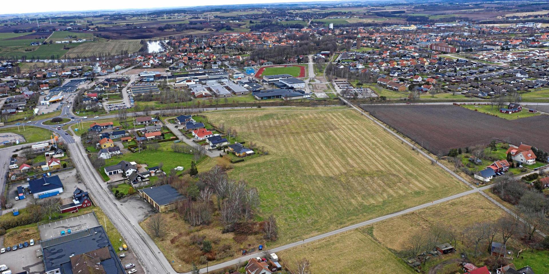 På den tomma gräsytan i Östra Nyby kan det bli nya tomter. Det behövs. Just nu har Laholms kommun ingenting att erbjuda den som vill bygga en villa i centralorten.