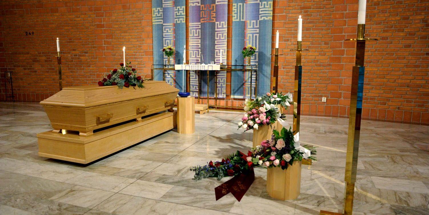 Bilden är från en borgerlig begravning i vackra Ljusets kapell i Luleå som illustration av att Svenska kyrkan alltjämt är huvudman för begravningsverksamheten.