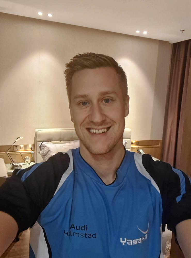 Mattias Falck visar upp en selfie från hotellrummet i Kina där han sitter i karantän inför World Cup och ITTF-finalerna.