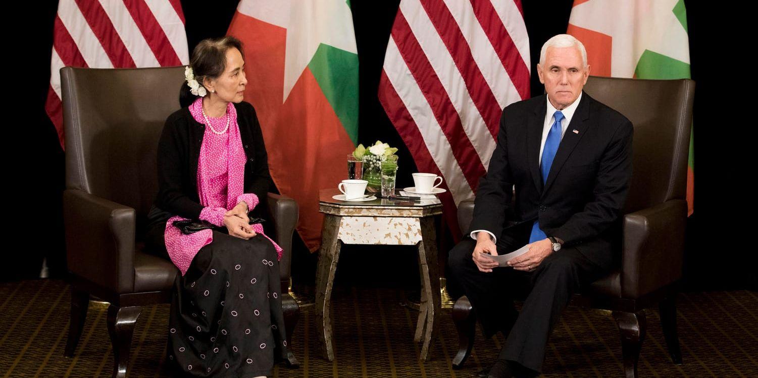 USA:s vicepresident Mike Pence och Myanmars Aung San Suu Kyi under en presskonferens i Singapore på onsdagen.