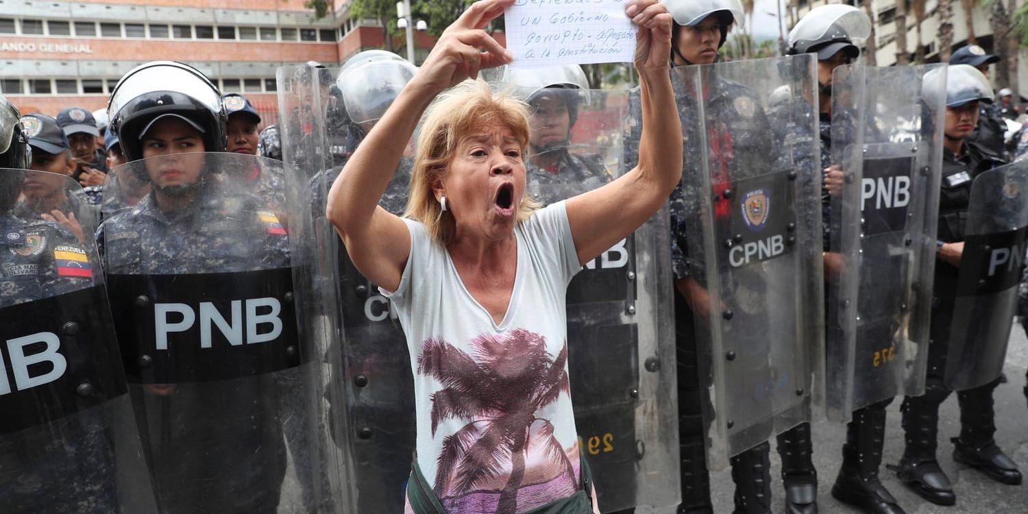 En kvinna protesterar mot president Nicolás Maduros styre i Venezuelas huvudstad Caracas. Arkivbild.