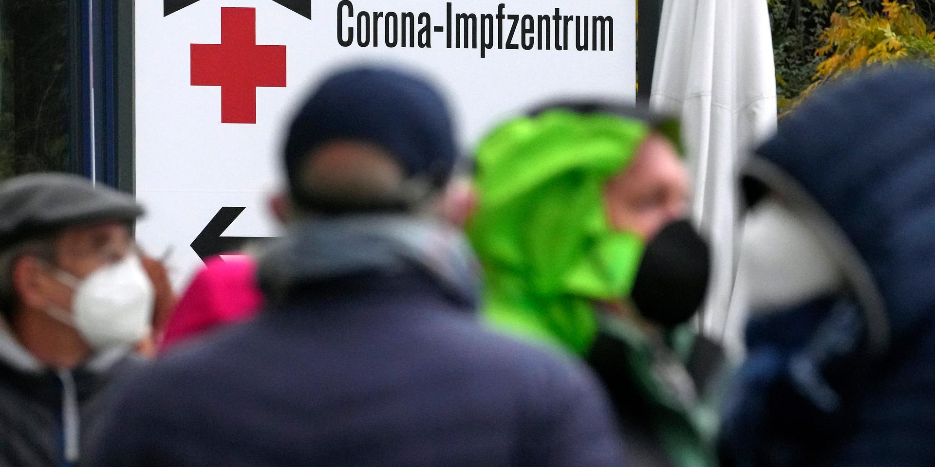 Tyskar köar utanför ett vaccinationscenter i Berlin i måndags. Smittokurvorna pekar rakt upp här liksom i flera andra europeiska länder.