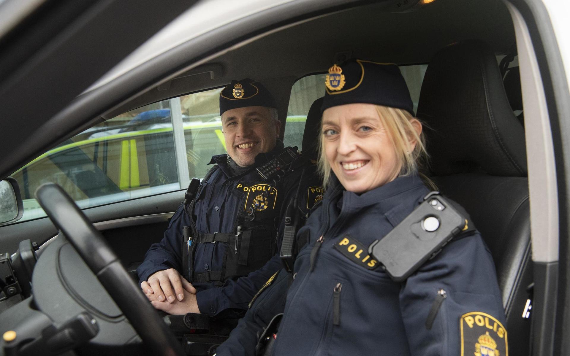Fredrik Arvidsson och Helén Stenbeck är två av de poliser i Halmstad och Laholm som delar med sig av sin vardag på sociala medier. Totalt är det fem-sex personer som brukar skriva på myndighetens konton på Facebook och Instagram.