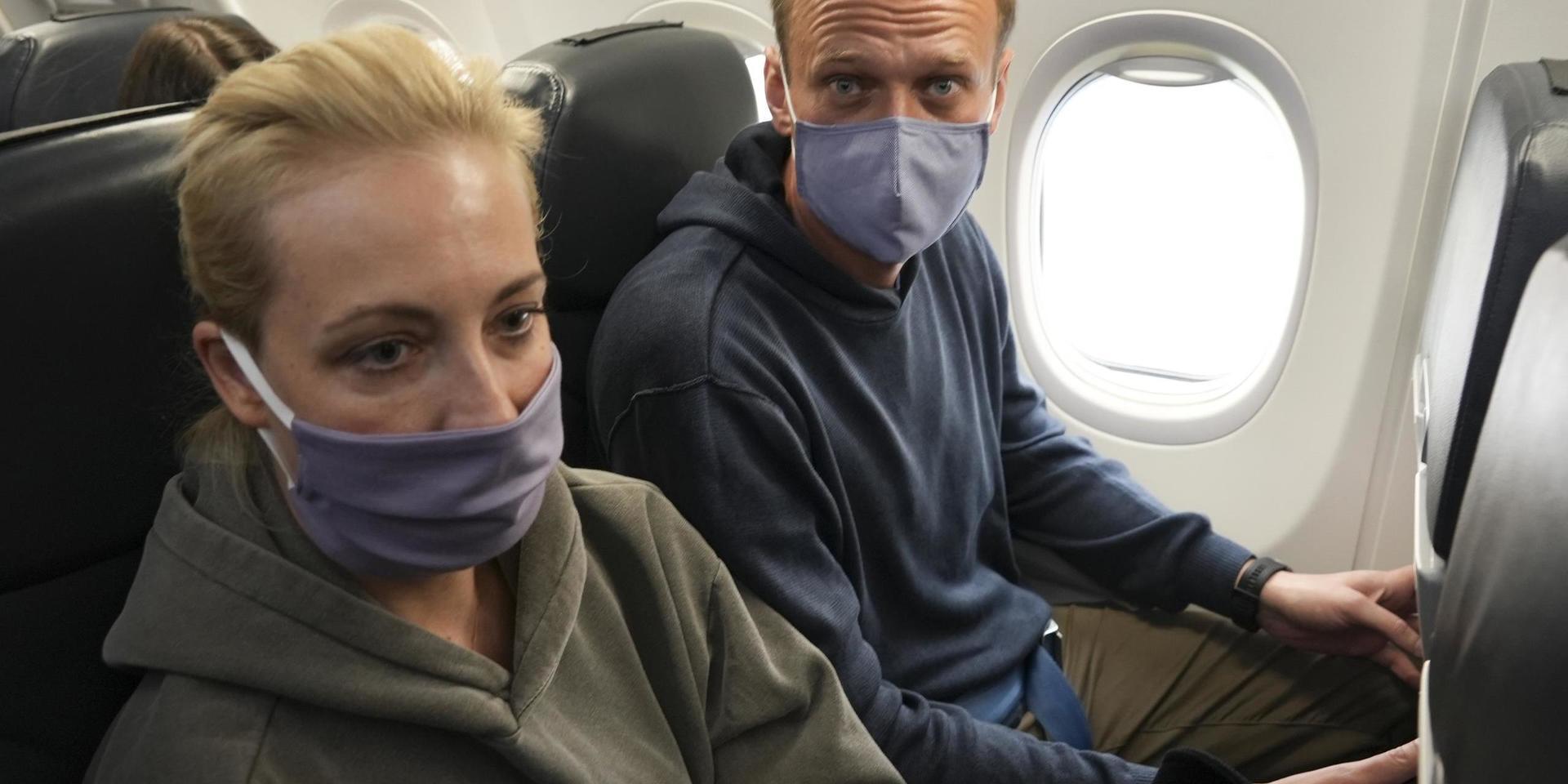 Aleksej Navalnyj och hans fru Julia på flygplanet på väg mot Moskva.