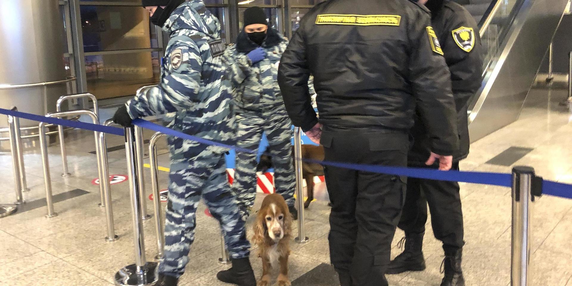 Poliser i patrull på Vnukovo-flygplatsen.