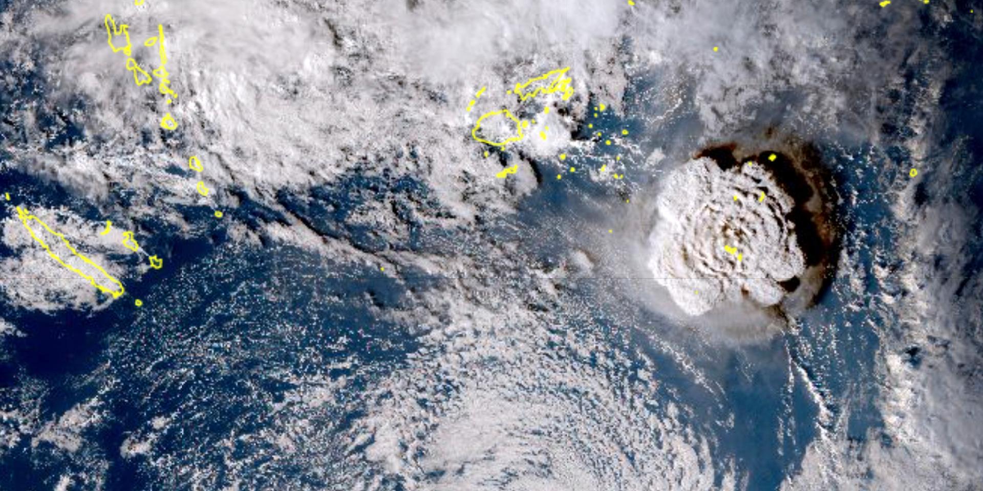 Bild från den japanska vädersatelliten Himawari-8, med vulkanmolnet till höger.