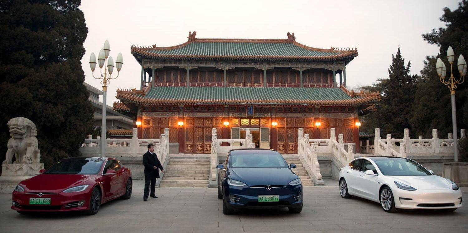 Teslafordon – däribland en Model 3 till höger – parkerade utanför en möteslokal i Peking. Bilden togs när Teslas vd Elon Musk besökte Kina och träffade premiärminister Li Keqiang i januari.