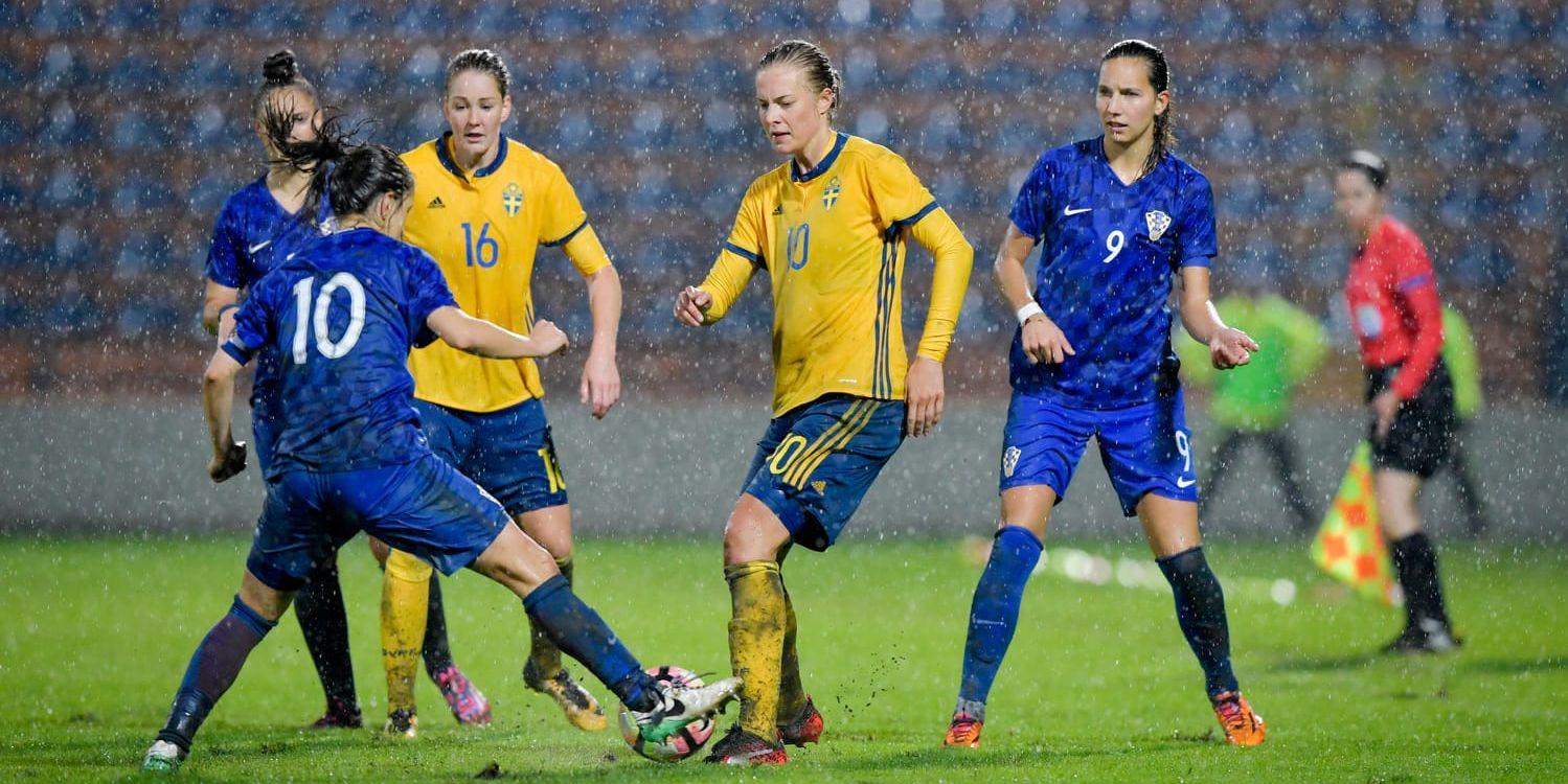 Regnet forsade ned under ela VM-kvalmatchen mellan Kroatien och Sverige. På bilden syns Sveriges Mia Carlsson (16) och Lina Hurtig (10), den senare en av målskyttarna i den svenska 2–0-segern.