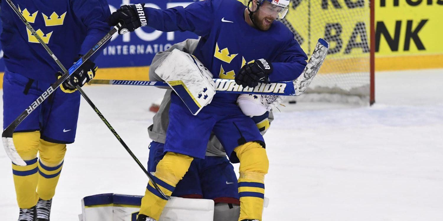 KHL-spelaren Linus Omark kan komma att, tillsammans med sina ligakamrater, hindras från att delta i OS. Arkivbild