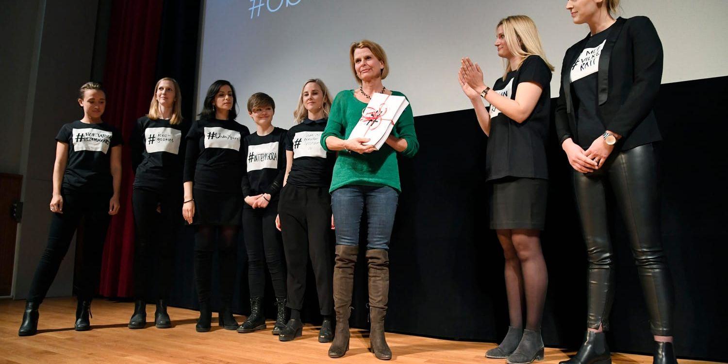 Representanter från 65 metoo-upprop lämnade i mars över en gemensam kravlista till jämställdhetsminister Åsa Regnér (S). Arkivbild.