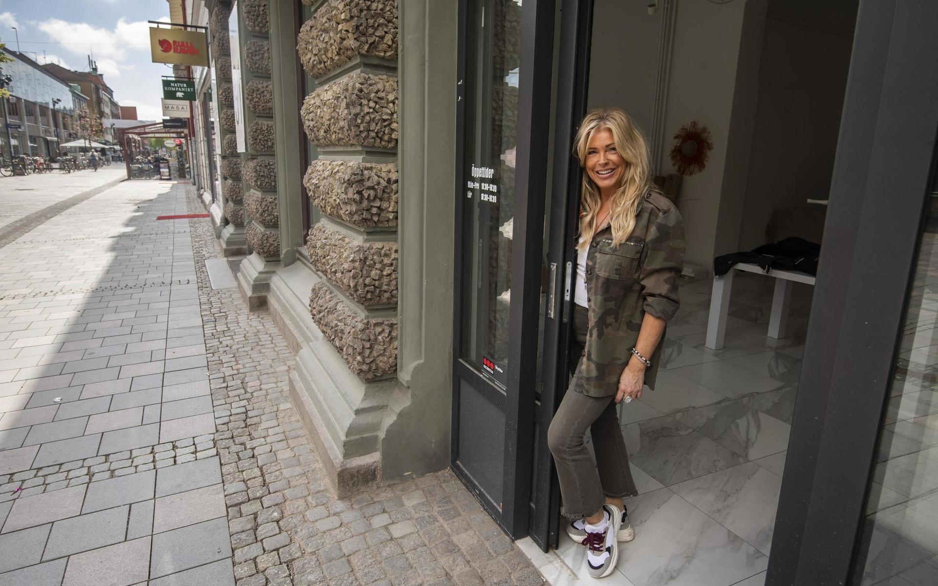 I en annan lokal på Storgatan öppnas klädbutiken Zebra där Mica Palm är butikschef. 