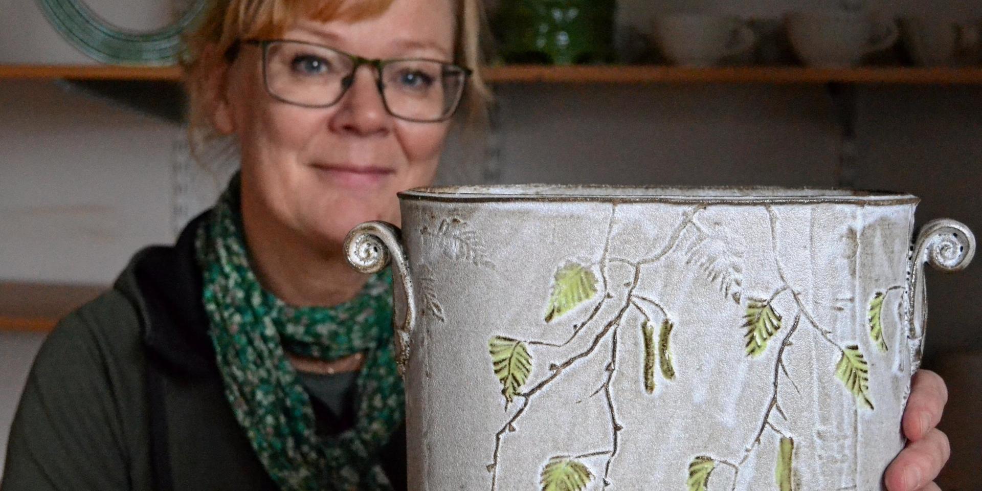 Iréne Jonsson driver Iréne Jonsson keramik i Hasslöv. Att kommunen delade ut presentkort till sina anställda anser hon var positivt. Men att tävlingens presentkortsvinst inte gäller hos henne tycker hon inte är lika bra. 