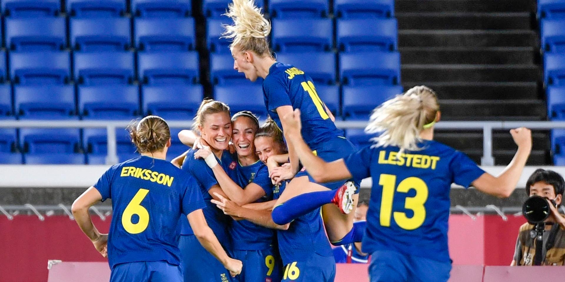Fridolina Rolfö kramas om efter att ha gjort 1–0 för Sverige i OS-semifinalen mot Australien.