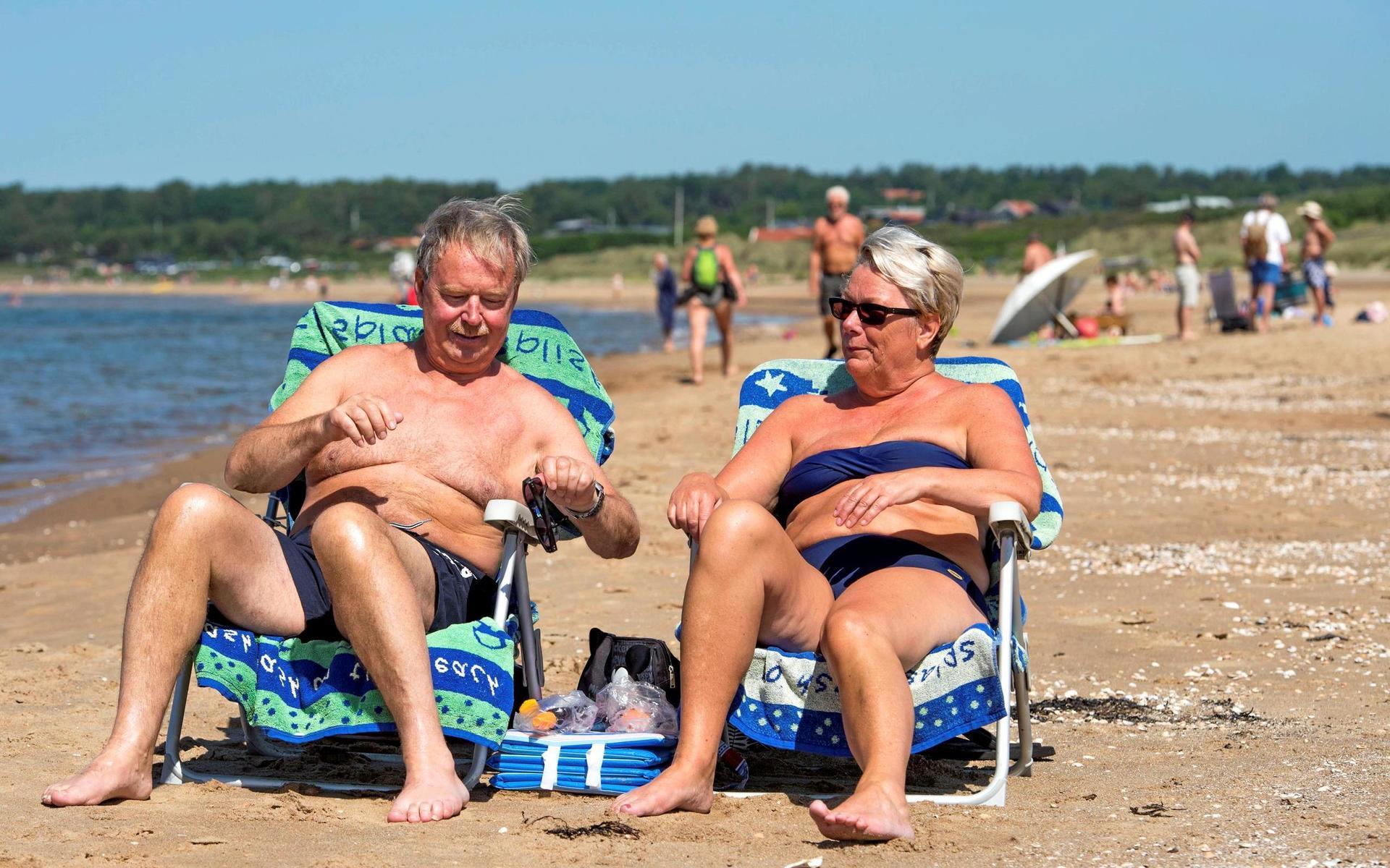 Kenneth och Maj Bergendahl från Motala njuter av lugnet på stranden.