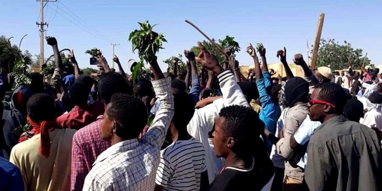 Människor demonstrerar mot Sudans regering i Kordofan den 23 december. Arkivbild.
