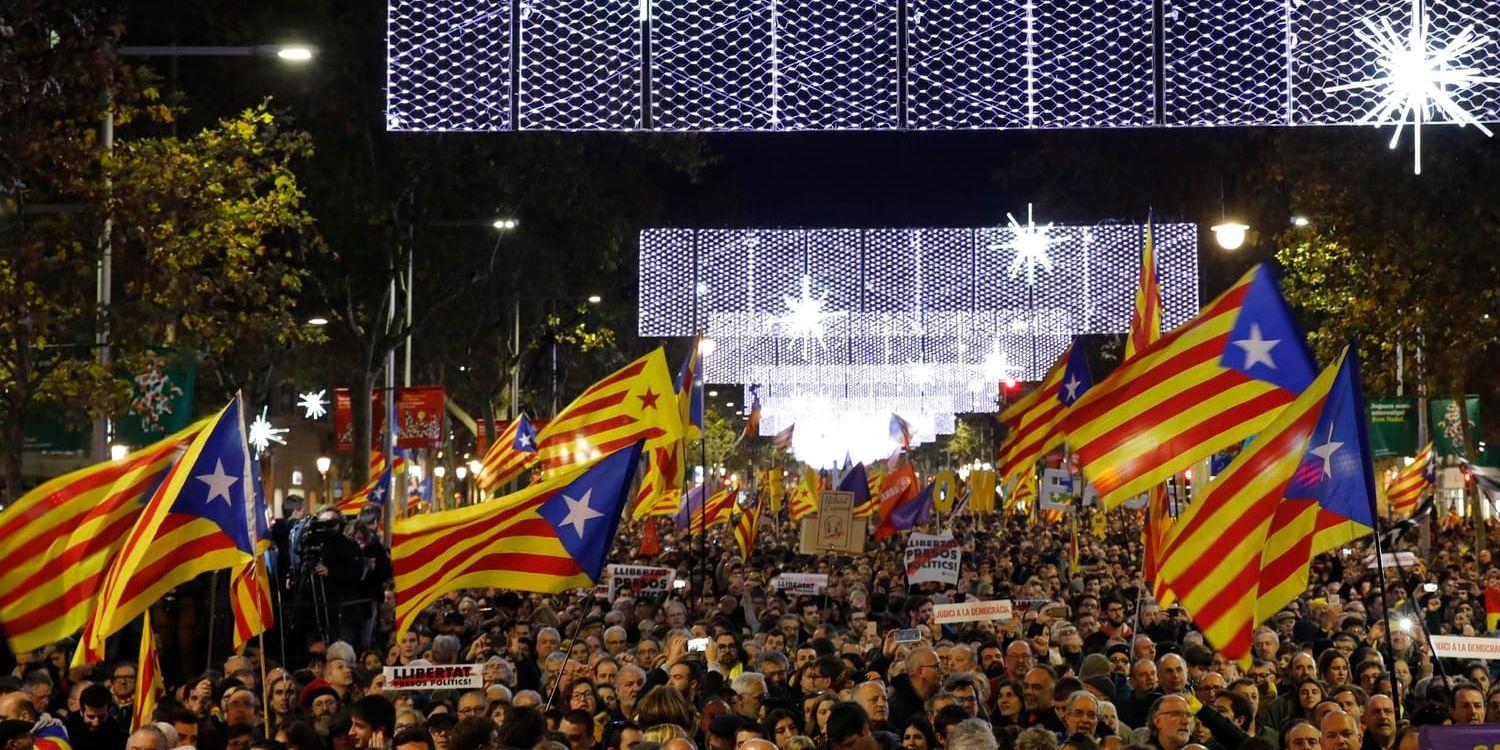 Demonstranter i Barcelona protesterar med den katalanska flaggan mot att den spanska regeringen höll ett sammanträde i staden. Mötet uppfattades som en provokation.