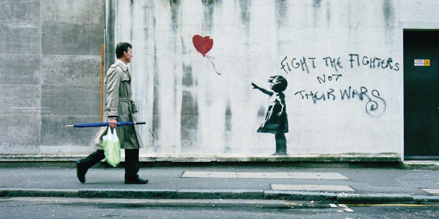 "Flicka med ballong" är ett av Banksys mest kända motiv. Pressbild.